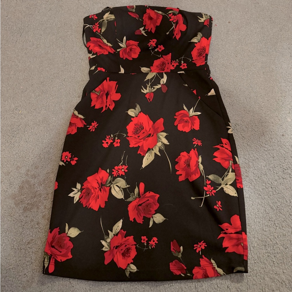 Strapless floral dress with pockets.